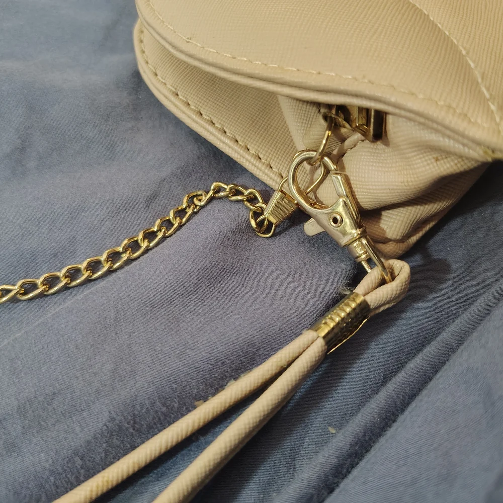 Beige Lip-Shaped Mini Crossbody Bag with Gold Chain - Picture 3 of 4